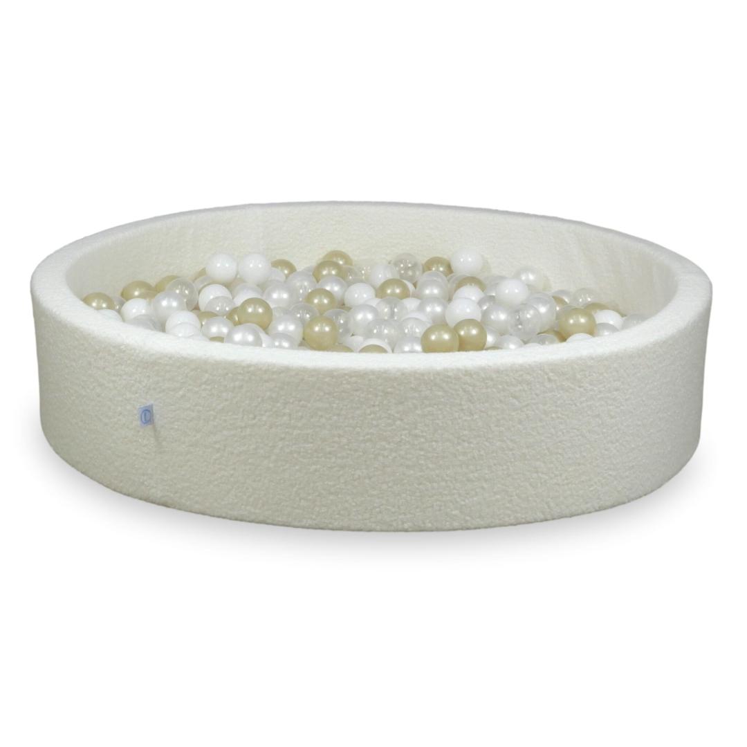 bc0038-Mimii-suchy-basen-130x30-white-boucle-600-pilek-przezroczyste-biale-perlowe-jasnozlote.jpg