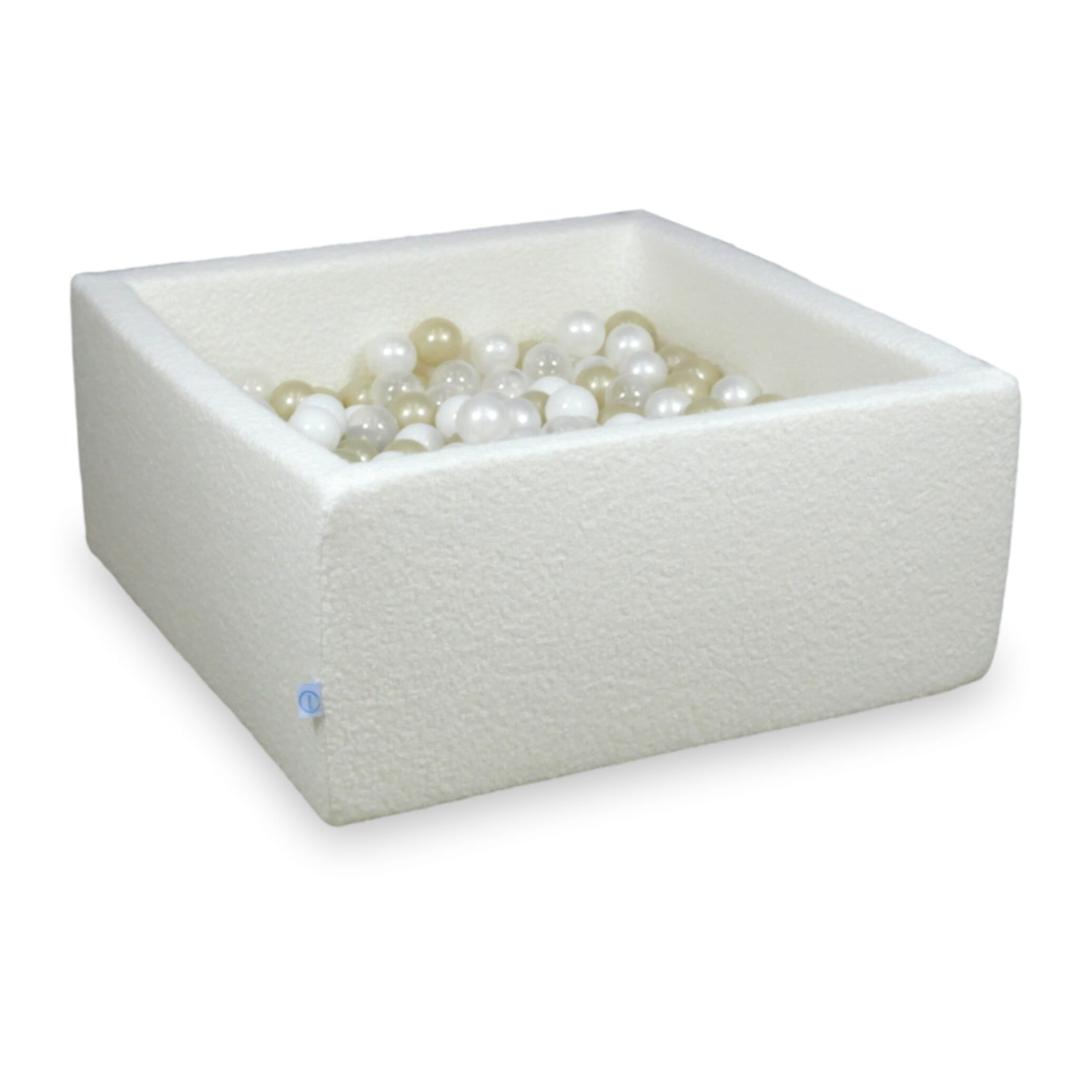bc0026-Mimii-suchy-basen-90x90x40-white-boucle-400-pilek-przezroczyste-biale-perlowe-jasnozlote.jpg
